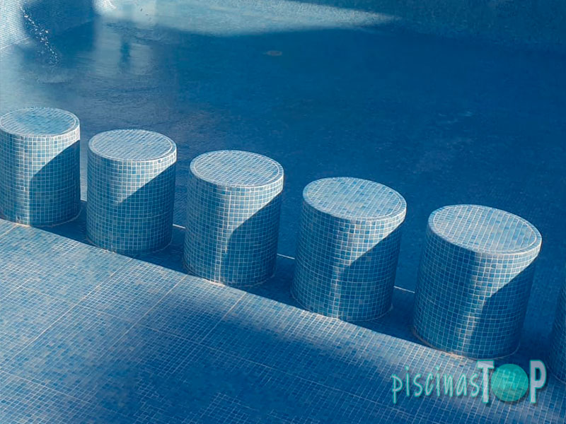 Construcción de piscinas de gresite azul mix en Madrid