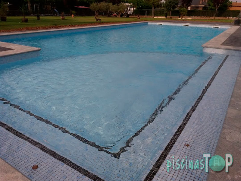 Construcción de piscina de gresite en Patones