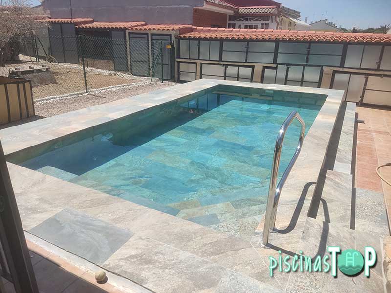 Construcción de piscina con porcelánico en Madrid con luz solar