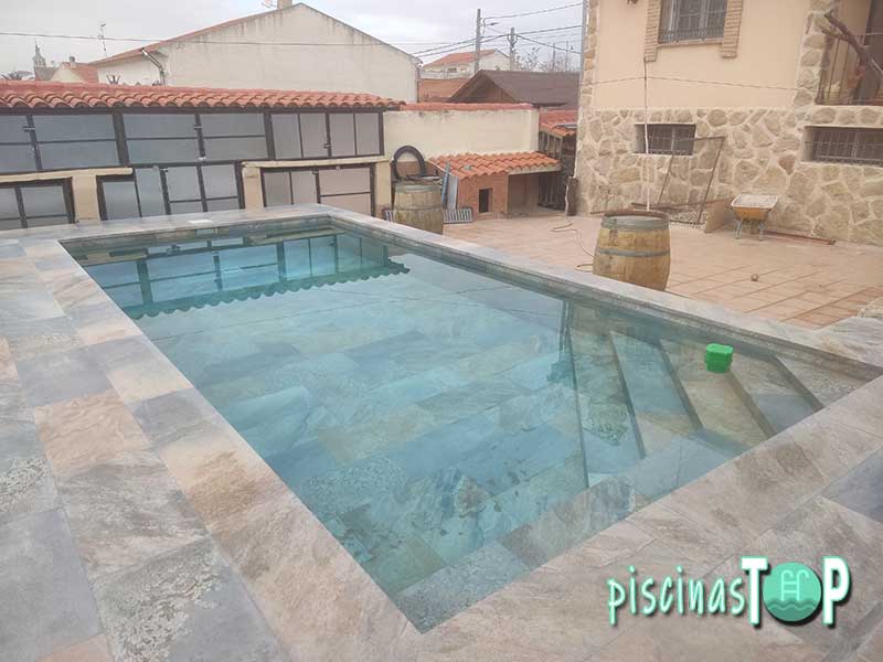 Construcción de piscina con porcelánico en Madrid sin apenas luz solar