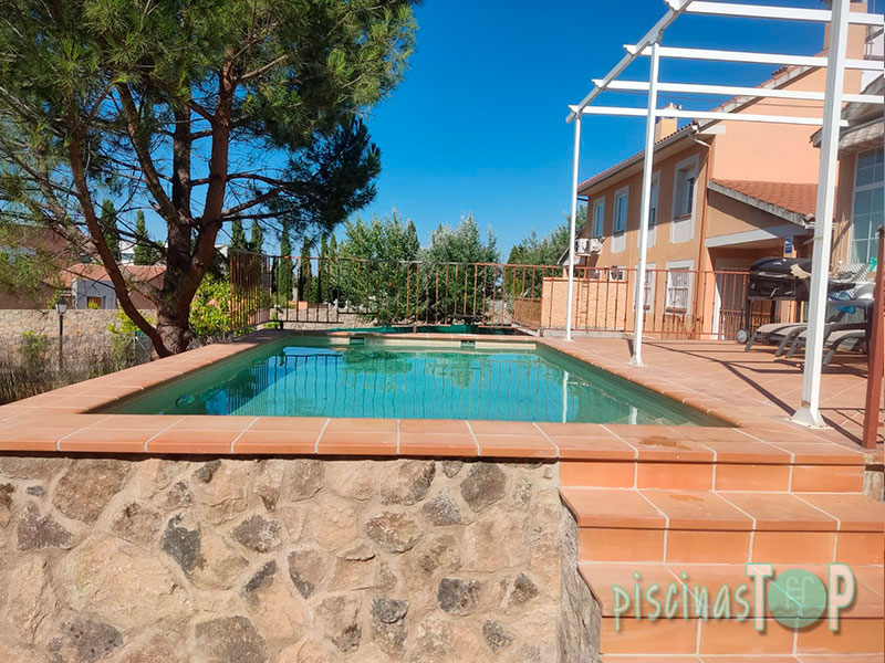 Construcción de piscinas elevadas de gresite en Salmerón