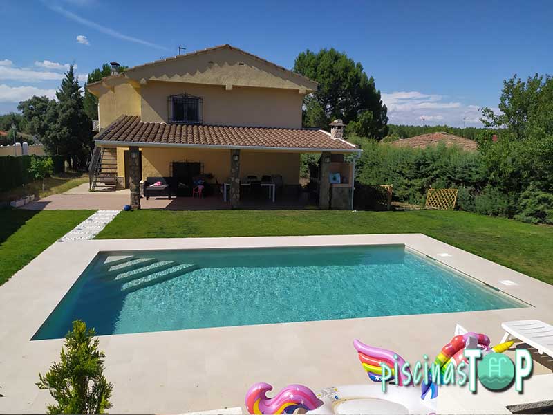 Construcción de piscinas con porcelánico en Navas de Oro