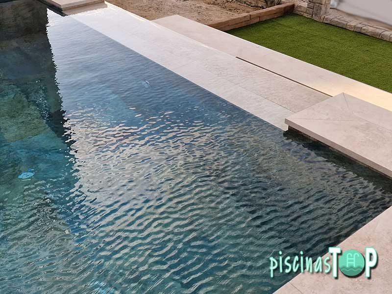 Construcción de piscinas de obra de porcelánico en Madrid