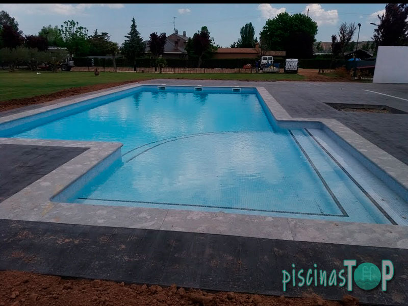 Construcción de piscinas revestidas con gresite en Palomeque